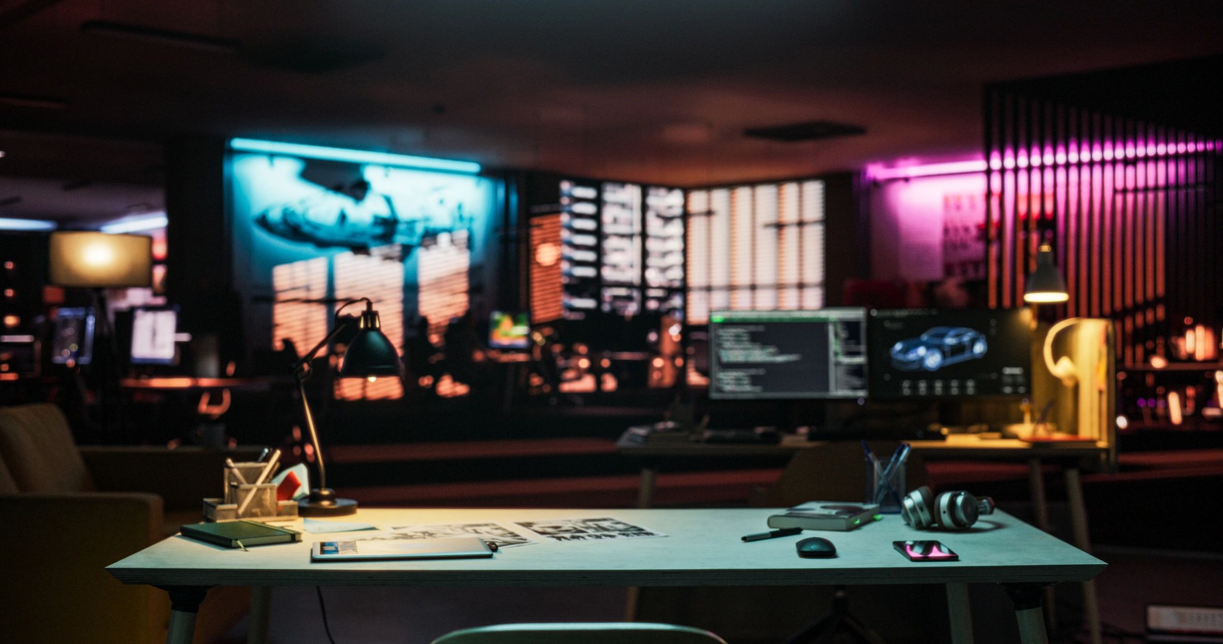 Setup gaming modern dengan pencahayaan neon di ruang kerja gelap