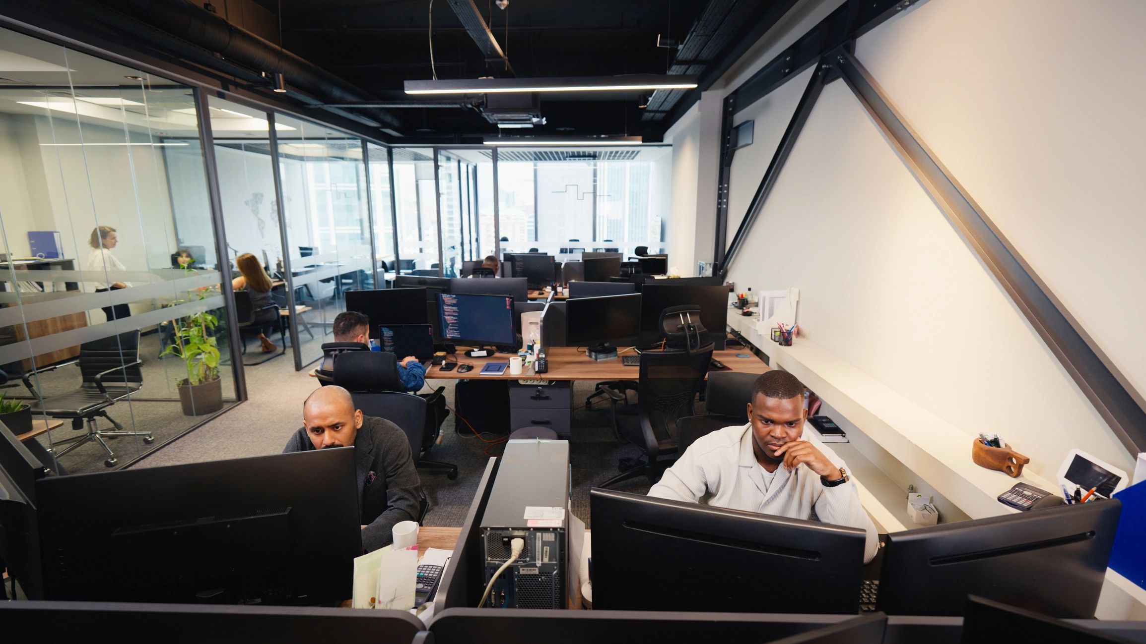 Tim profesional bekerja di kantor modern